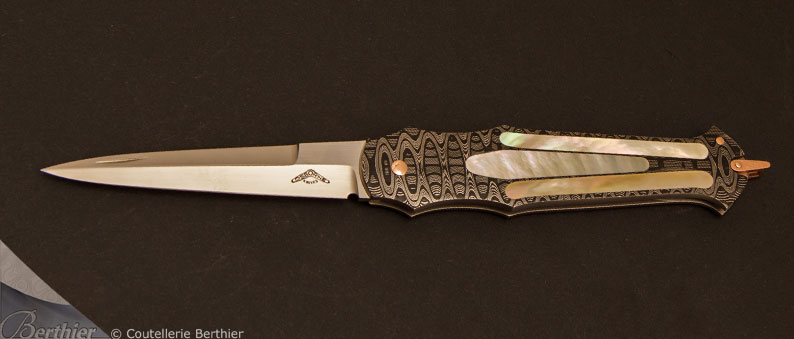 Couteau de collection avec inserts en Nacre or par Warren Osborne