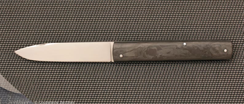 Couteau fermant n°4 en damas de carbone par Eric Depeyre