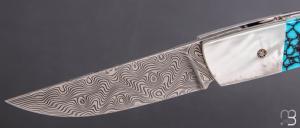    Couteau " 1515 collection Amérindienne  " par Manu Laplace - Nacre blanche et turquoise - Lame Damasteel