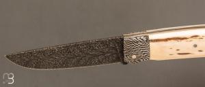    Couteau " Lock back " custom par Karim Valentin - Les couteaux D'Hure - Ivoire de mammouth et lame en damas plume