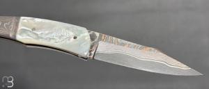   Couteau " Pièce unique " par Alain & Joris Chomilier - Damas Baker Forge et Nacre blanche