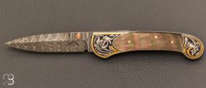 Couteau   «   Lock-Back Damascus » custom de Warren Osborne - Black Lip Pearl et gravure de Tim George