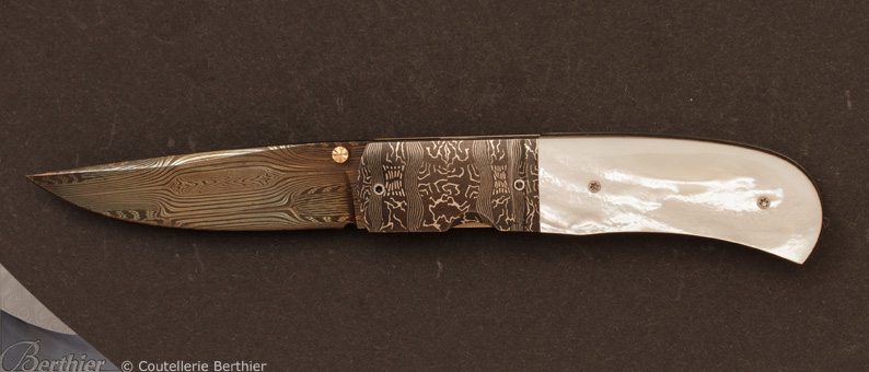 Couteau de poche en nacre par John W. Smith