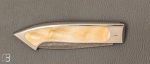    Couteau  "  120 Méditerranée " par Charles Bennica - Nacre jaune et damas  d'Anthony Brochier