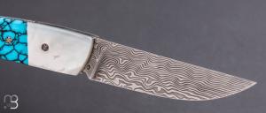    Couteau " 1515 collection Amérindienne  " par Manu Laplace - Nacre blanche et turquoise - Lame Damasteel