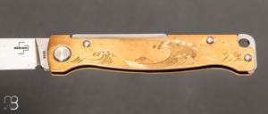    Couteau Böker Plus Atlas Brass slipjoint gravé par Mali Irie motif "Grande Vague"