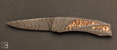 Couteau de poche à cran d'arrêt à pompe corail tigré fossile et damas par A & J Chomilier