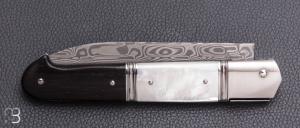   Couteau " Laguiole droit " de collection par Atelier Altaïr  - Nacre et lame damasteel