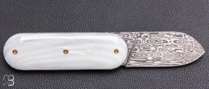    Couteau " Le Cerbère® " pliant par l'Atelier Les 2 Diables - Nacre d'eau douce et Damasteel