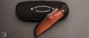  Couteau " Loveless Medium Pro hunter Knife Design " par Shaun Bruwer - Amber Stag