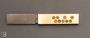    Couteau " O�  ressort invisible " par Nicolas Couderc - Laiton vieilli et lame en RWL34