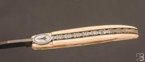 Couteau Laguiole en Aubrac modèle Origine Tour Eiffel N°61 - Croûte d'ivoire de mammouth et Damas Balbach