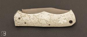    Couteau  "  PIB Puzzle" de Benjamin MIttay avec gravure de Serge Raoux - G10 Blanc
