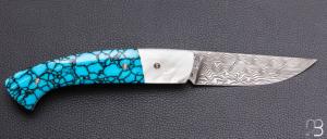    Couteau " 1515 collection Amérindienne  " par Manu Laplace - Nacre blanche et turquoise - Lame Damasteel