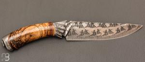    Couteau droit " Achille " par Nicolas Mestrallet - Atelier du couteau de Vaunaveys - Lame forgée acier damas figuratif et mammouth