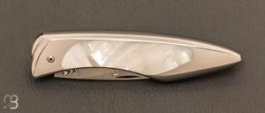 Couteau  "  Chrysalide Prototype " cran carré par Charles Bennica - Nacre blanche et lame en damas inoxydable de Friedrich Schneider