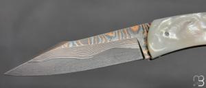    Couteau " Pièce unique " par Alain & Joris Chomilier - Damas Baker Forge et Nacre blanche