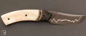 Couteau  " custom " liner lock ivoire de phacochère et lame sandwich de SMZ Flammes de forge