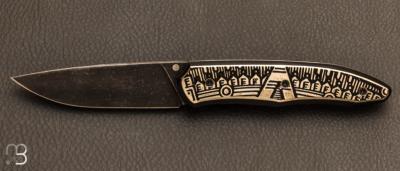 Couteau custom liner lock maillechort gravé émaillé et 90mcv8 de Berthelemy Gabriel - La Forge Agab