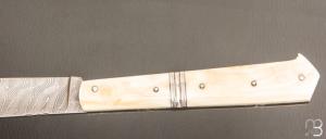 Couteau " Interprétation Yssingeaux " par Erwann Aubriet - Ivoire de phacochère et lame damas twist