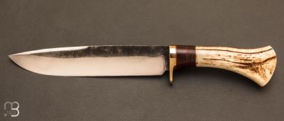 Couteau de chasse en bois de cerf  et rondelles de cuir par Laurent Gaillard