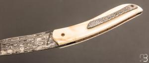 Couteau "  Gyr  " front flipper custom - Ivoire de Phacochère et damas par Tim Bernard