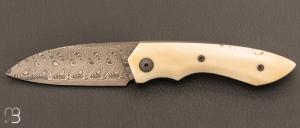 Couteau  "  Chevêche" liner-lock par Nicolas Kowal - Ivoire de phacochère et lame en Damasteel®