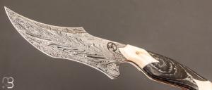 Couteau  " Custom fixe " en damas Turkish Twist / Fibre de carbone et ivoire de phacochère de Eliott Robinson