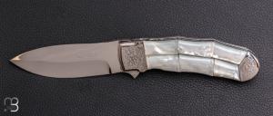      Couteau " Tou " liner-lock custom par Koji Hara - Nacre blanche