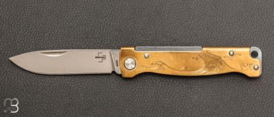    Couteau Böker Plus Atlas Brass slipjoint gravé par Mali Irie motif "Grande Vague"