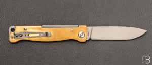    Couteau Böker Plus Atlas Brass slipjoint gravé par Mali Irie motif "Grande Vague"