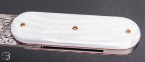    Couteau " Le Cerbère® " pliant par l'Atelier Les 2 Diables - Nacre d'eau douce et Damasteel