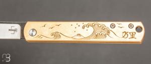    Couteau Böker Plus Zenshin 42 Laiton gravé par Mali Irie motif "Vague et Fujiyama"