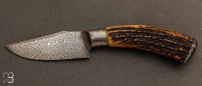 Couteau semi intégral bois de cerf et damas multi-barreaux par Haley DesRosiers
