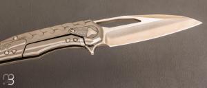   Couteau  "  Sigil  " Stonewash Elmax Bead Blasted 6AL-4V Titanium w/Damascus Plate par Marfione Custom Knives