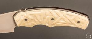    Couteau " Liner Lock " custom par David Lespect - RWL34 et Ivoire de phacochère gravé par Serge Raoux