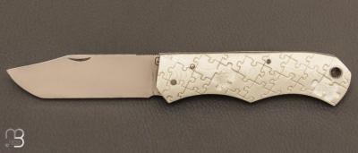    Couteau  "  PIB Puzzle" de Benjamin MIttay avec gravure de Serge Raoux - G10 Blanc