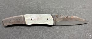    Couteau " Pièce unique " par Alain & Joris Chomilier - Damas Baker Forge et Nacre blanche