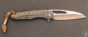   Couteau  "  Sigil  " Stonewash Elmax Bead Blasted 6AL-4V Titanium w/Damascus Plate par Marfione Custom Knives