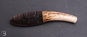 Couteau " Silex noir et bois de cerf " par Kévin Chartier