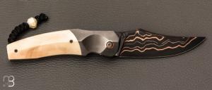    Couteau  "  Sirius B  " par Florian Keller -  Ivoire de phacochère et Suminagashi