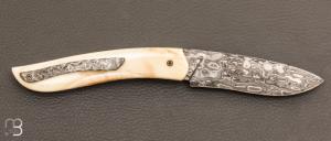 Couteau "  Gyr  " front flipper custom - Ivoire de Phacochère et damas par Tim Bernard