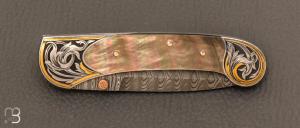 Couteau   «   Lock-Back Damascus » custom de Warren Osborne - Black Lip Pearl et gravure de Tim George