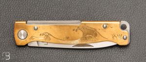    Couteau Böker Plus Atlas Brass slipjoint gravé par Mali Irie motif "Grande Vague"
