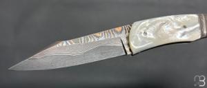    Couteau " Pièce unique " par Alain & Joris Chomilier - Damas Baker Forge et Nacre blanche
