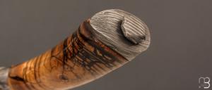    Couteau droit " Achille " par Nicolas Mestrallet - Atelier du couteau de Vaunaveys - Lame forgée acier damas figuratif et mammouth