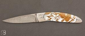 Couteau " custom " en nacre blanche par Koji Hara