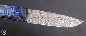 Couteau " custom " par Joël Grandjean - Ivoire de mammouth bleu et lame en damas plume Zladinox