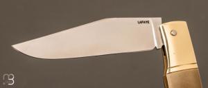 Couteau pliant manche en laiton et lame en XC100 par Vincent Lafaye
