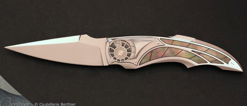 Couteau de poche Tourbillon inserts nacre et fibre de carbone par Moro Corrado 